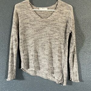 ZARA KNIT Gray long sleeve V-neck Sweater. Women’s size Small.
